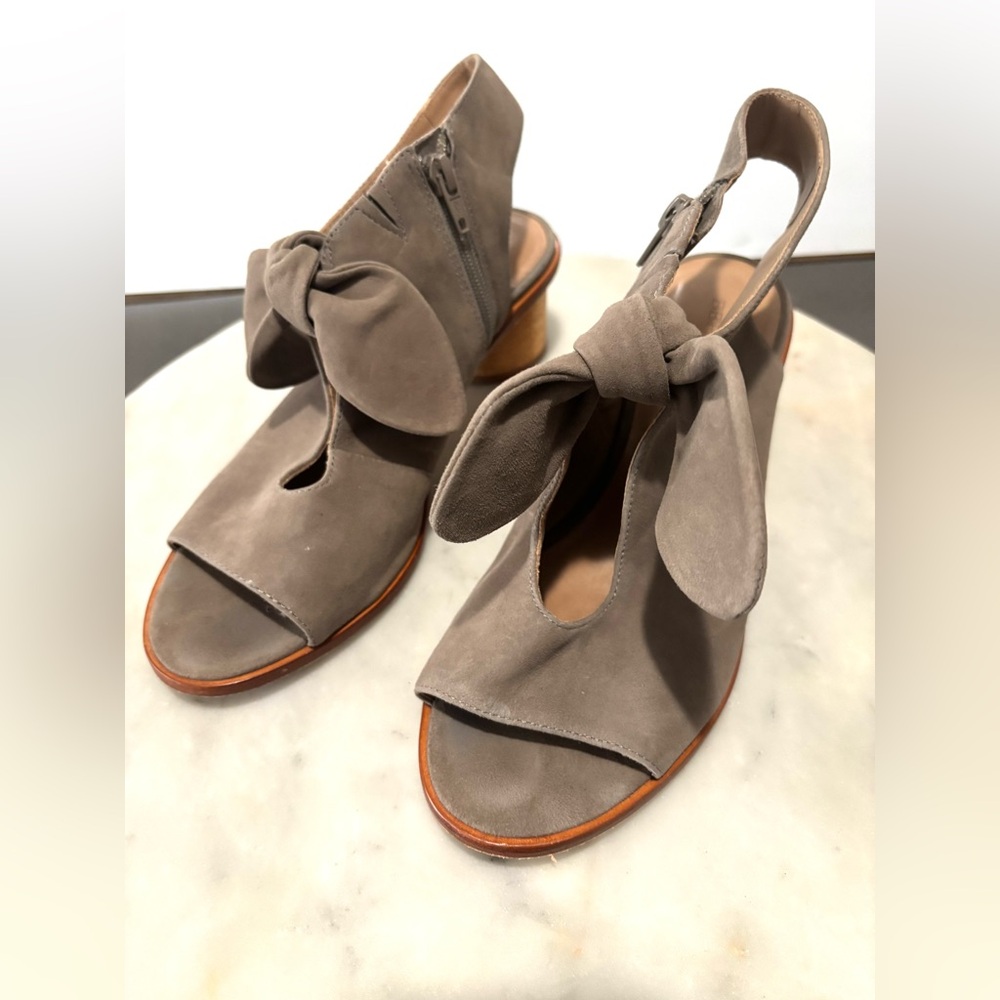 Bernardo Lizzie Grey Suede Bow Peep Toe Block Heel Bootie Sandals Women US 7.5M